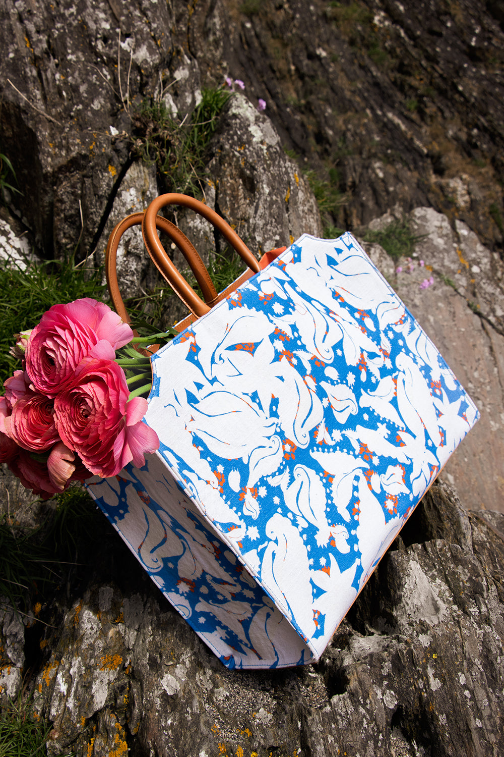 FeRi x PEELO TOTE bag on rocks 2
