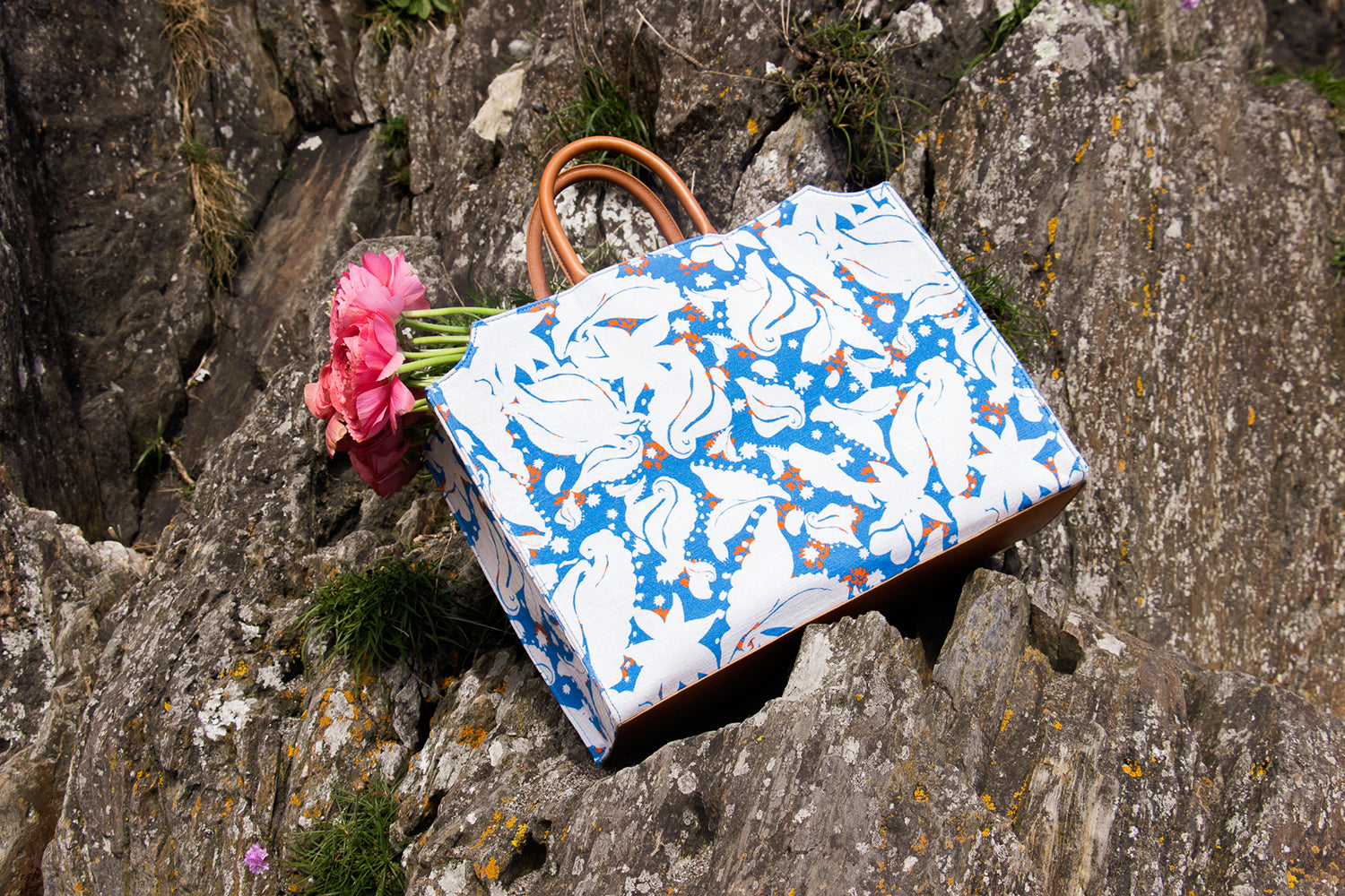 FeRi x PEELO TOTE bag on rocks